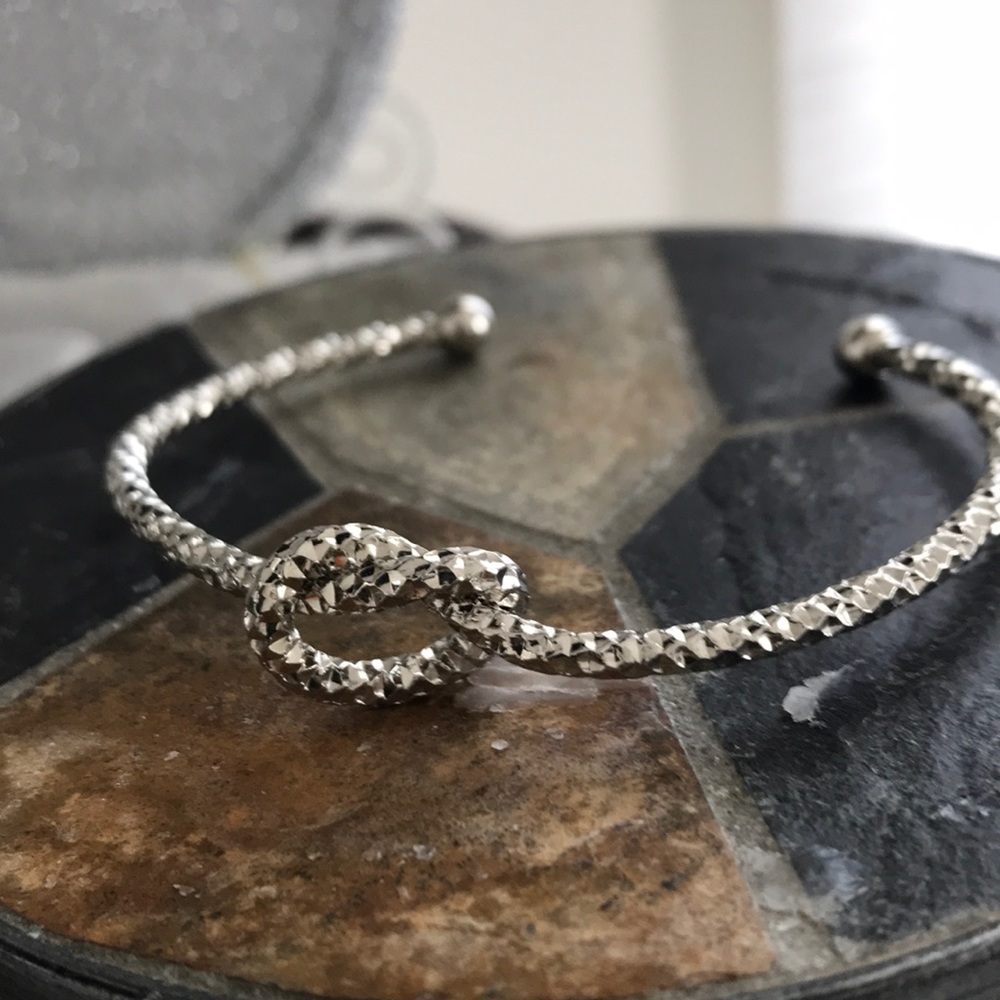 💜Silvertone Bangle Bracelet
